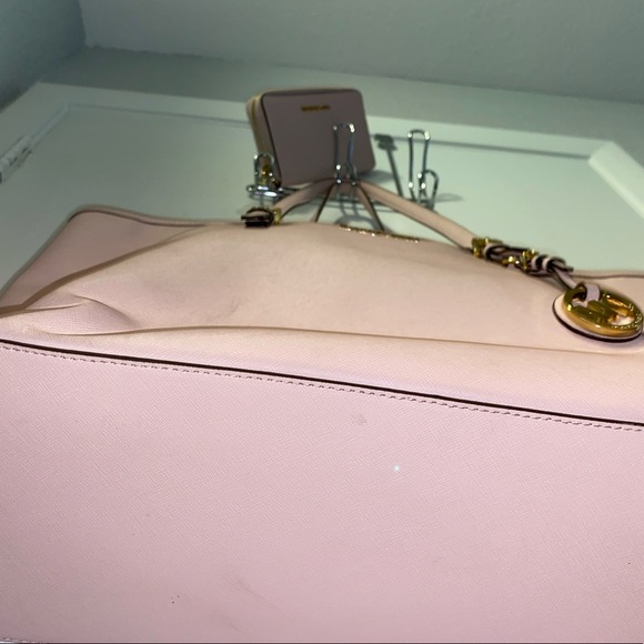 Pale pink NEW Michael Kors purse. - Picture 5 of 6